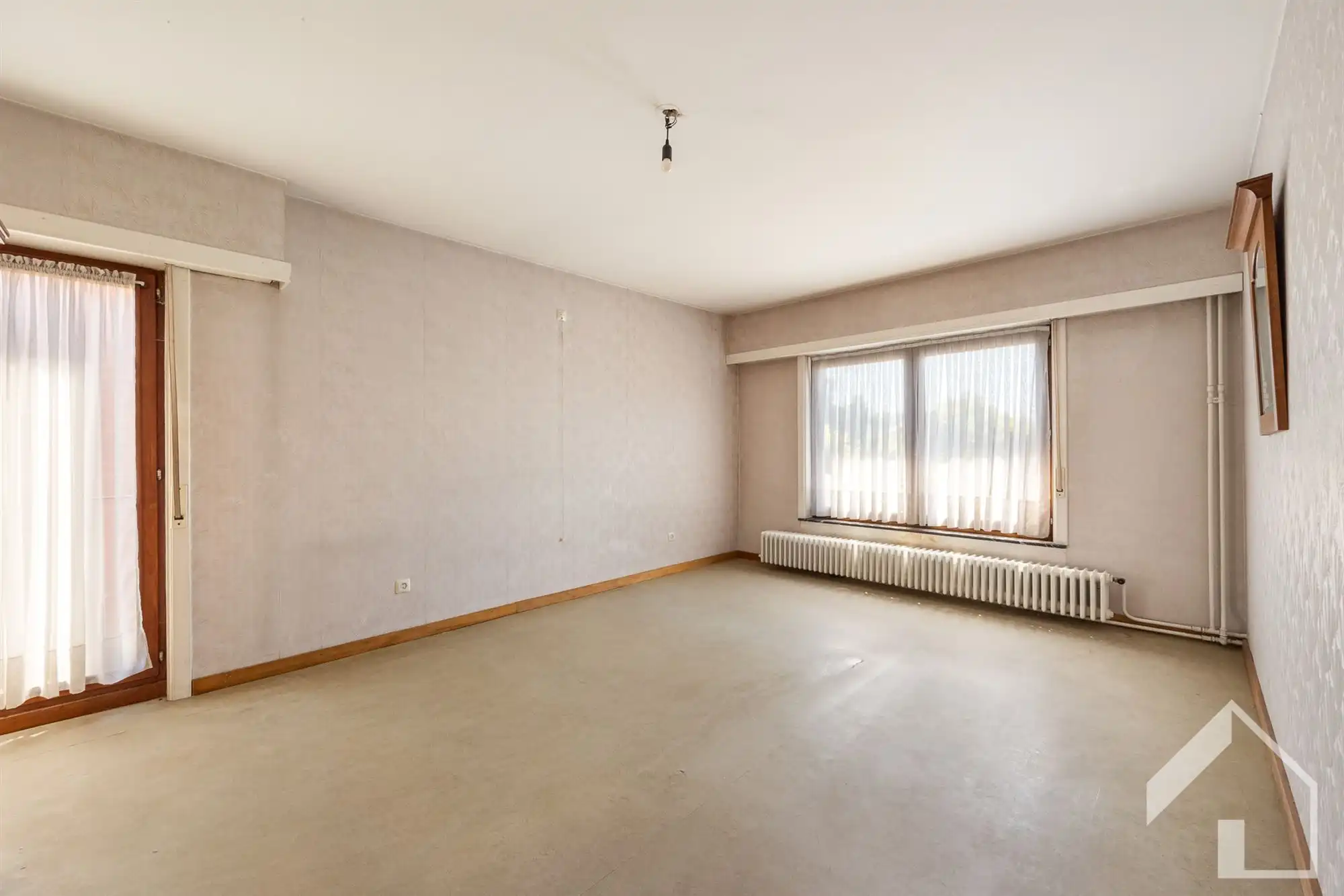 Ruime te renoveren gezinswoning met veel potentieel foto 34