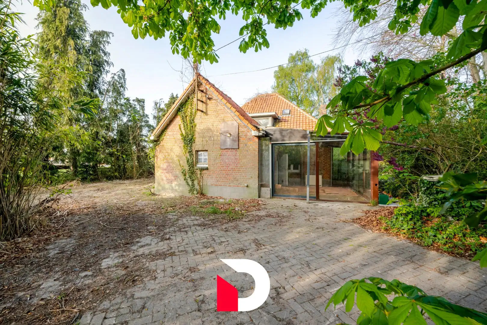 Uiterst charmante en te renoveren woning met weiland aan Merkenveld bos te Zedelgem  foto 11