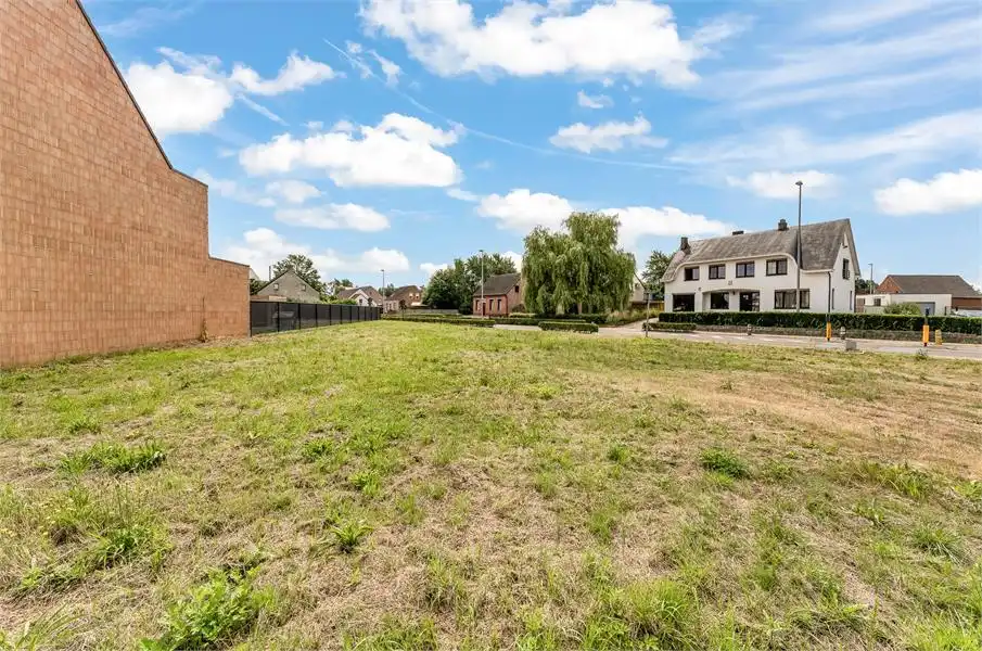 Leuk perceel voor halfopen bebouwing op 07a 79ca foto {{pictureIndex}}