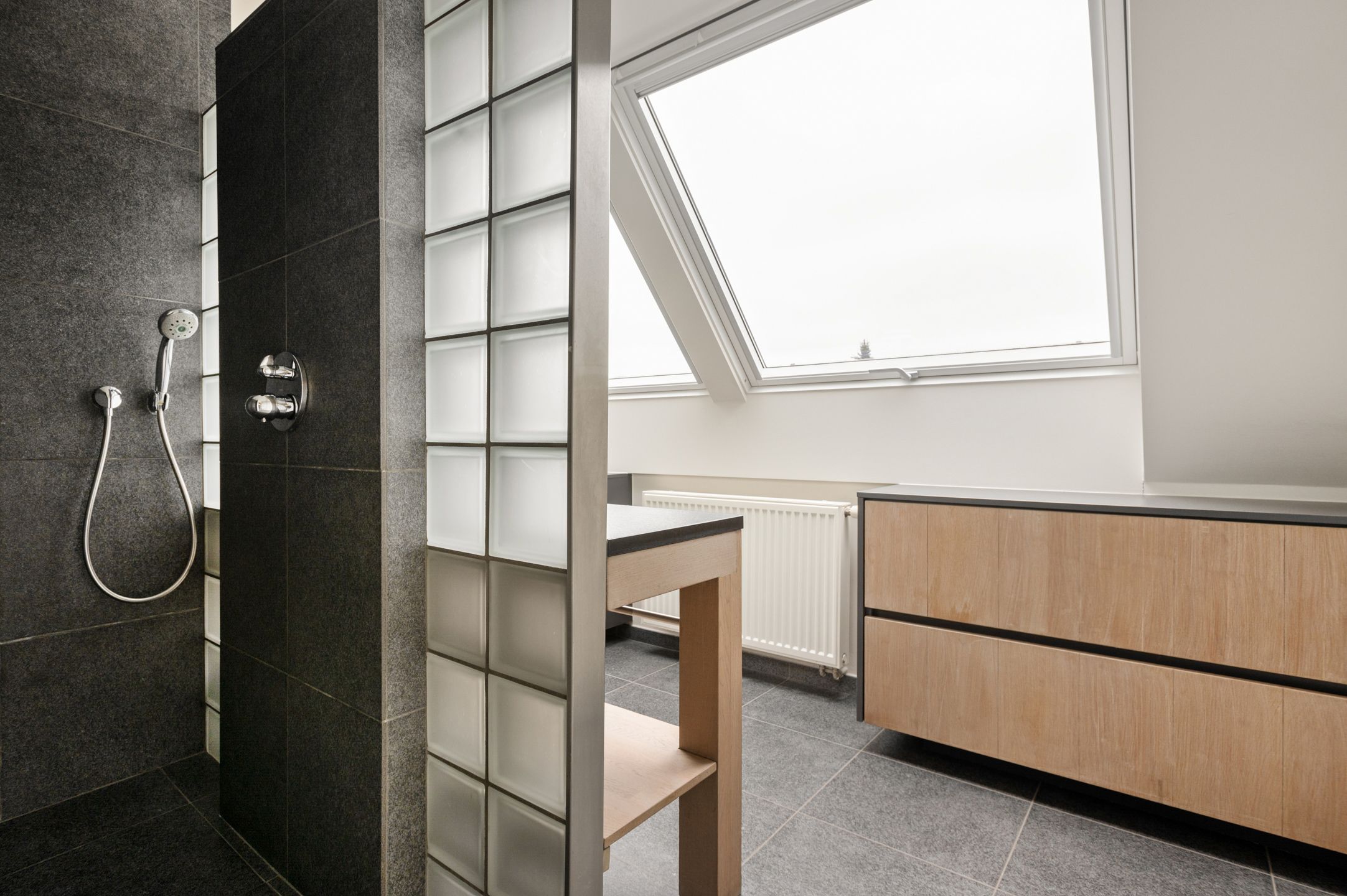 Duplexappartement met groot terras, zolder & 2 staanplaatsen foto 28