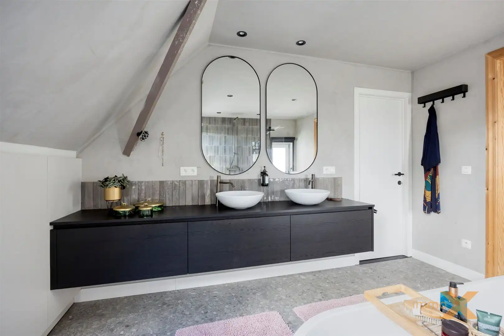 INSTAPKLARE HOEVEWONING MET STALLINGEN EN WEIDEN foto 26