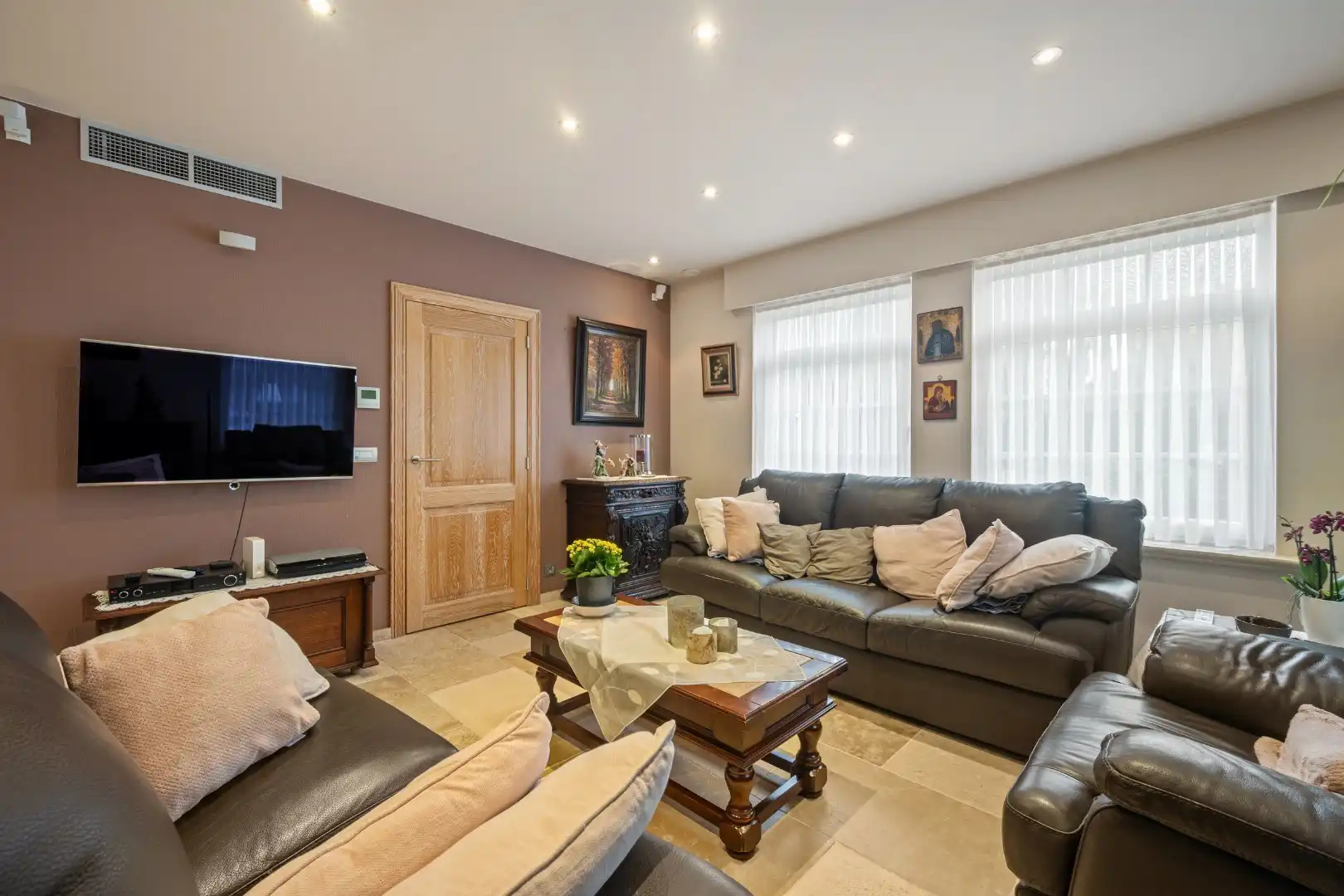 Recente halfopen woning met 3 slaapkamers, lift, garage en tuin op topligging in Ieper foto 4