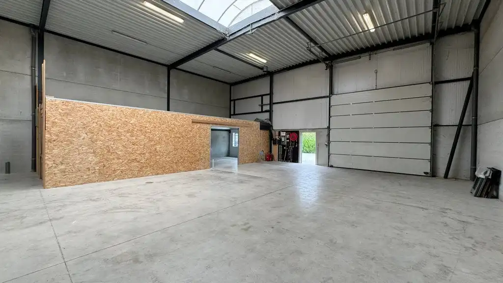 Magazijn met kantoor te huur nabij E313 in Ranst foto 3