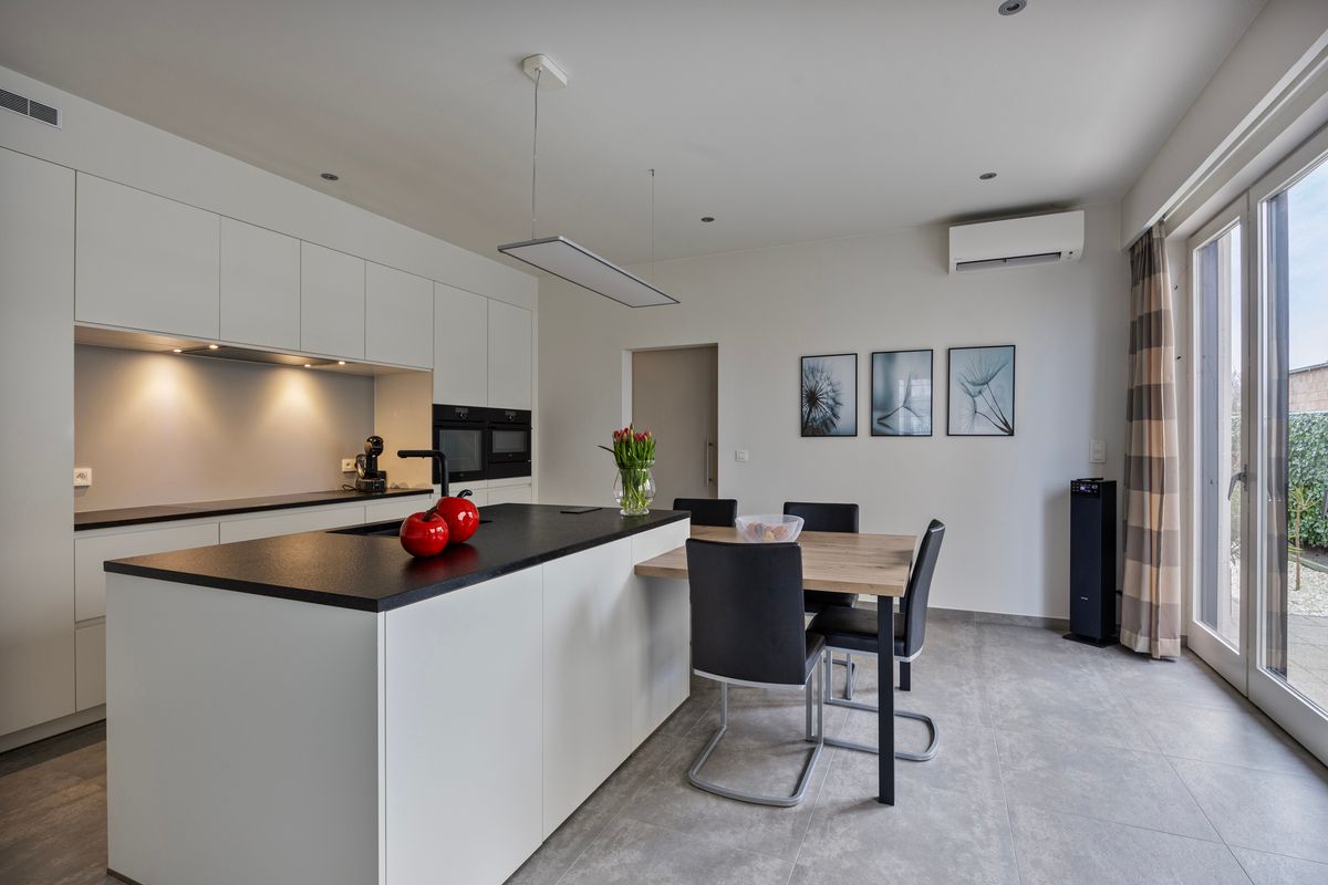 Ruime gelijkvloerse woning met bedrijfshal foto 11