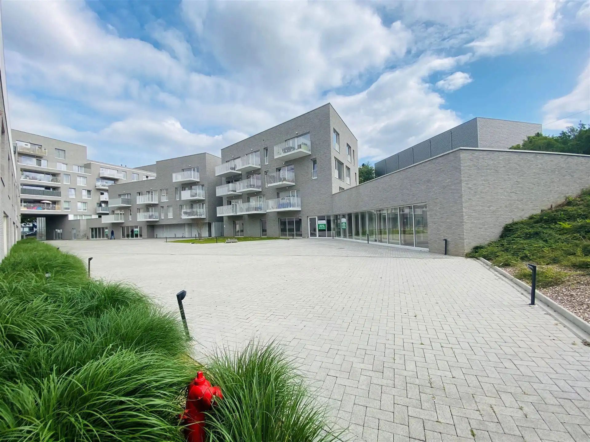 Parking/garage/box foto {{pictureIndex}}