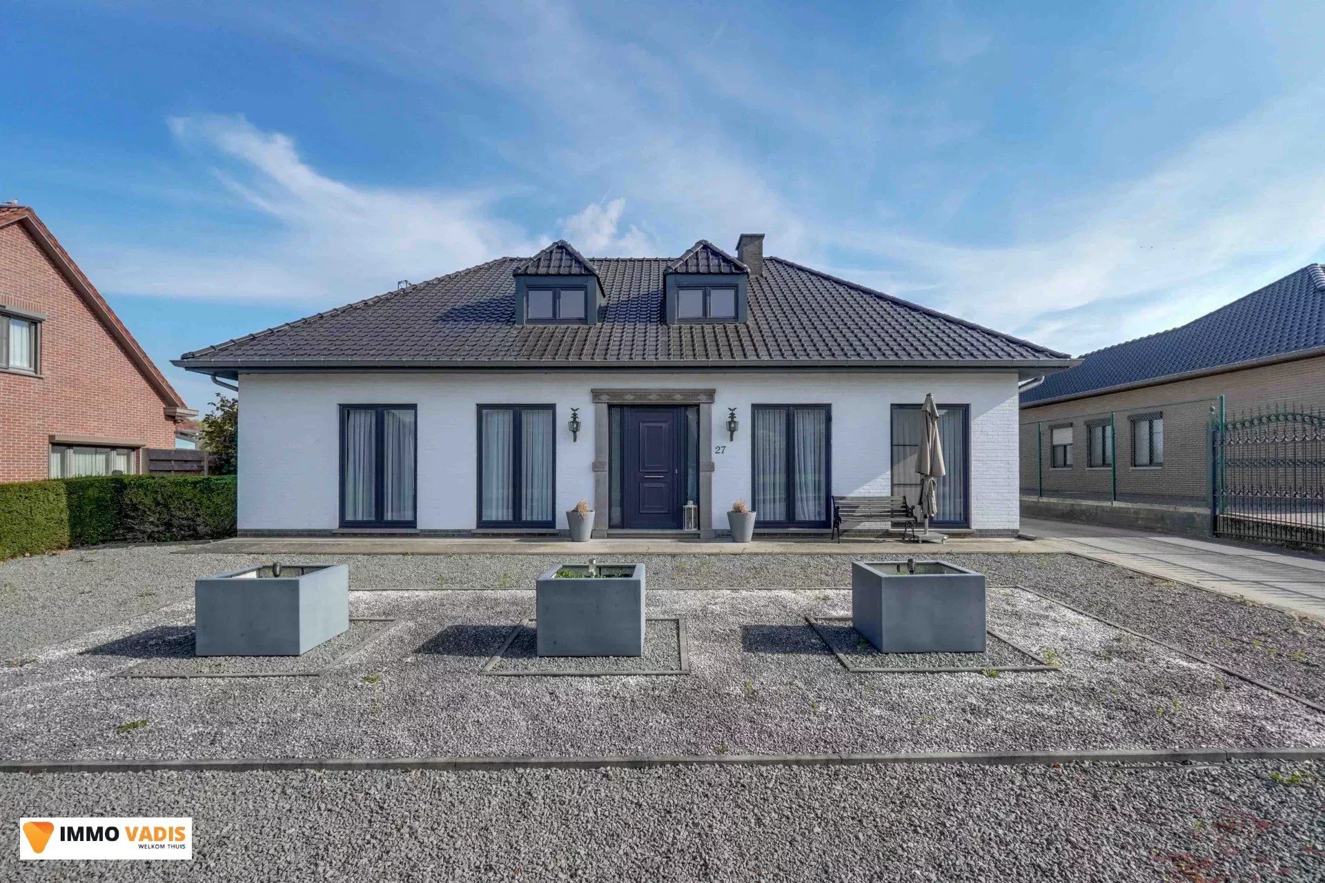 Te koop op lijfrente - Comfortabele villa met drie slaapkamers, twee garages en een magazijn. foto {{pictureIndex}}