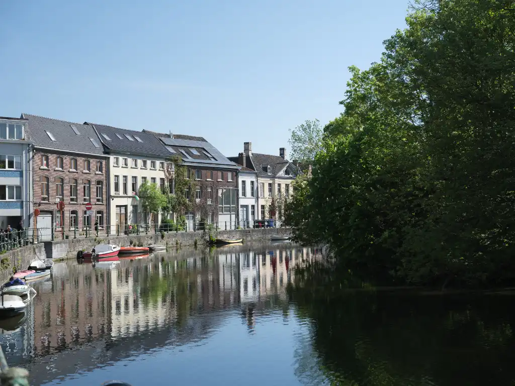 Te renoveren stadswoning op een absolute toplocatie aan het water foto 2