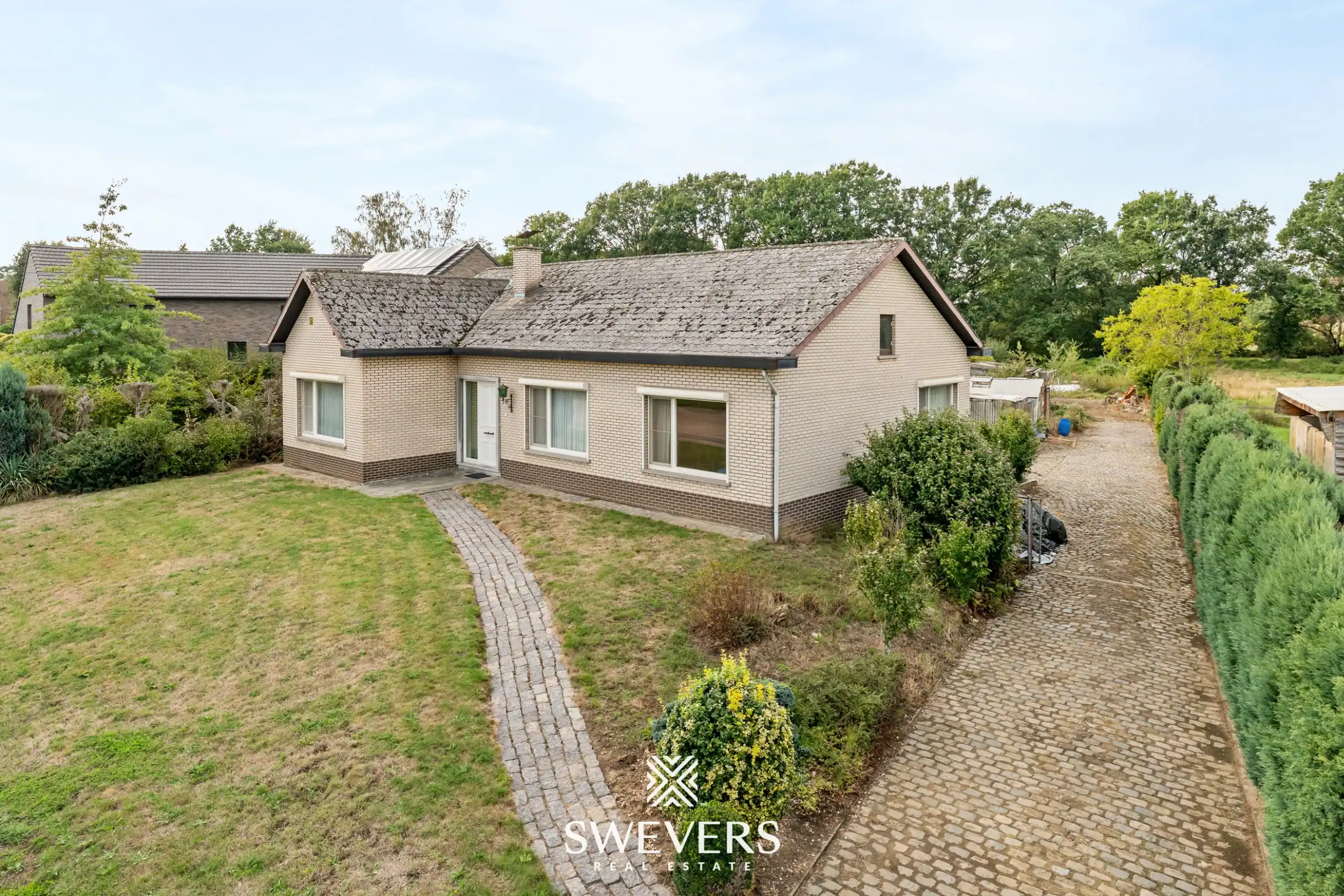 Hoofdfoto van de publicatie: Te renoveren gelijkvloerse woning op ruim perceel (17 are 54 ca) te Halen
