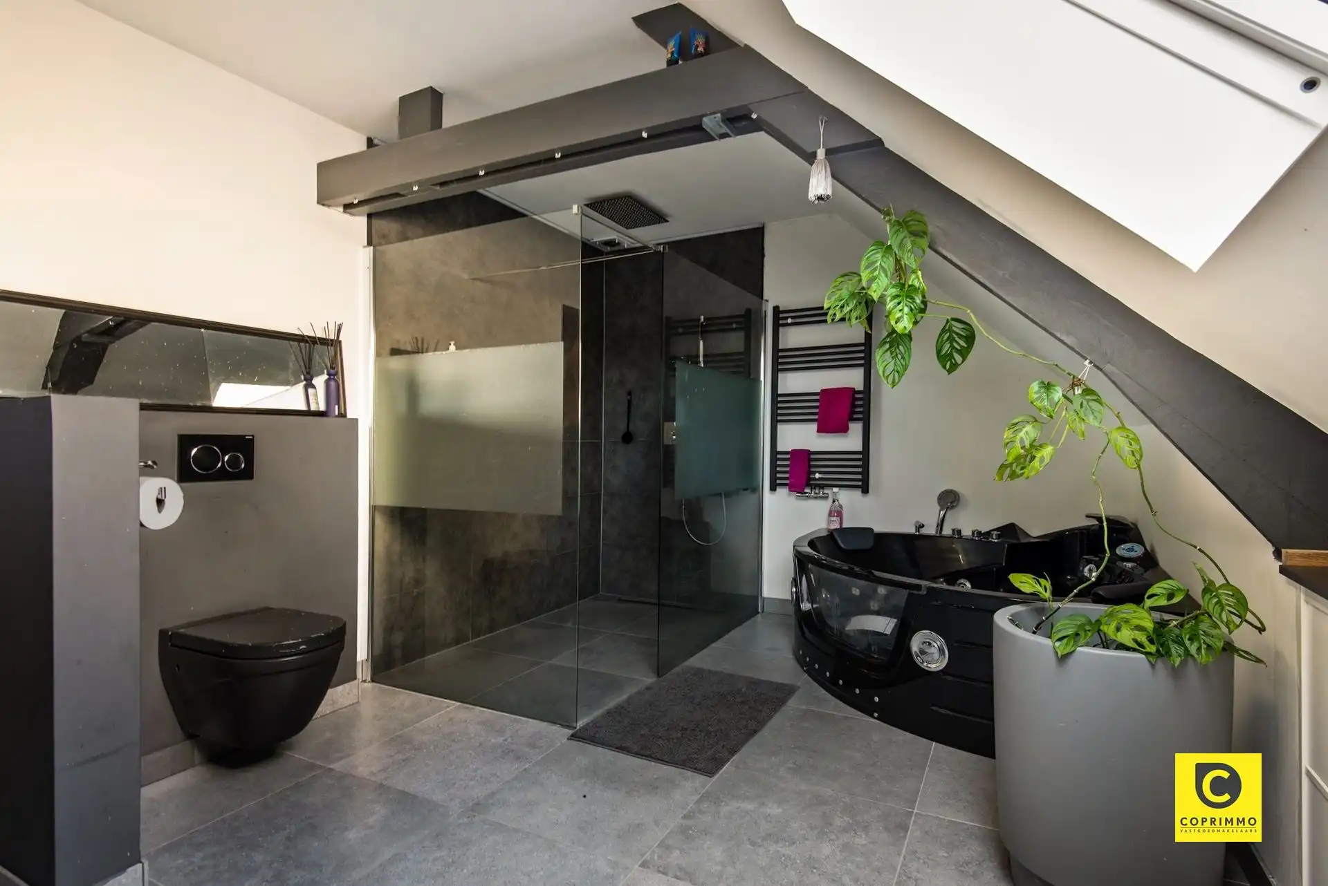 Woning: 4 slk + magazijn foto 13