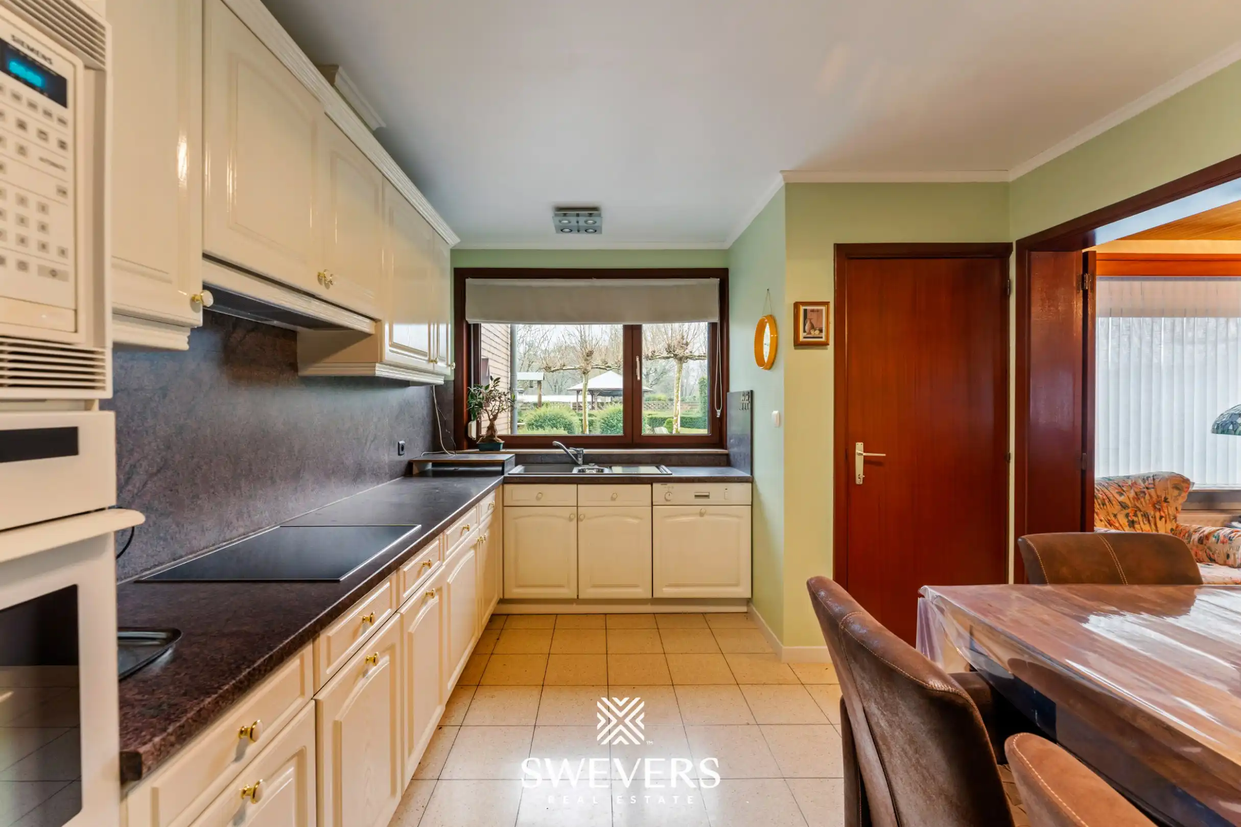 Open bebouwing met drie slaapkamers op uitzonderlijk groot perceel van 1.897 m² foto 9