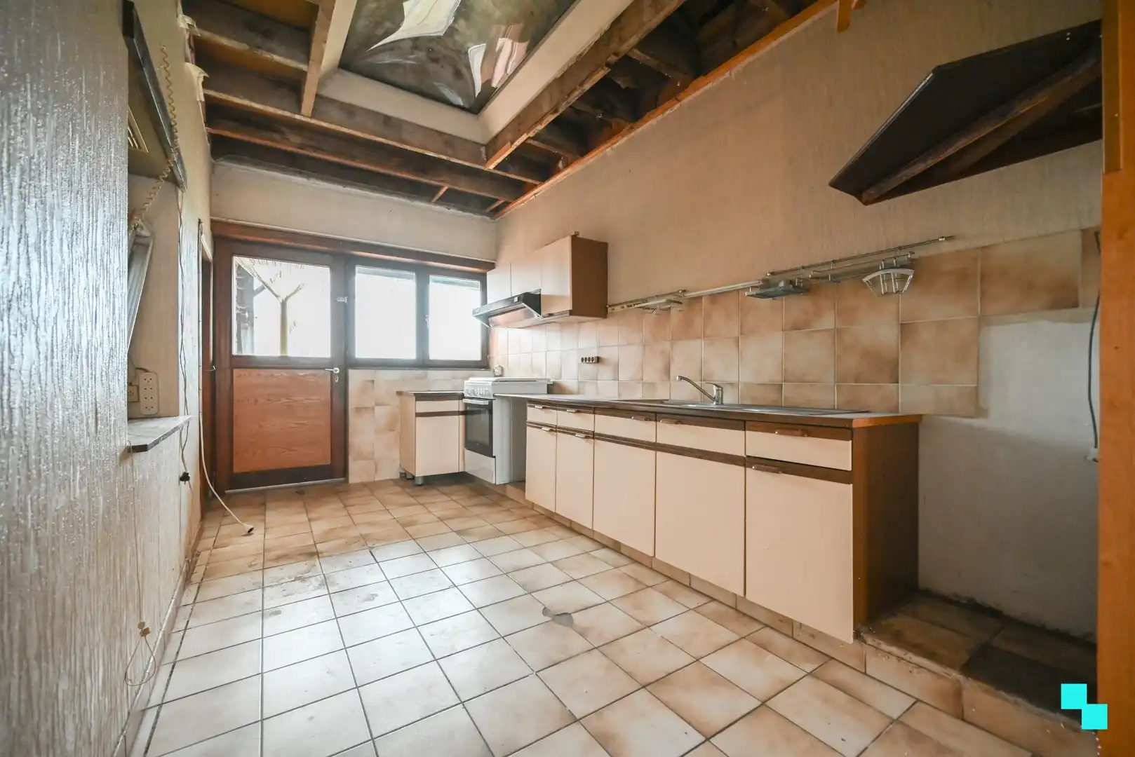 Te renoveren gezinswoning met ruime opslagruimte/garage foto 12