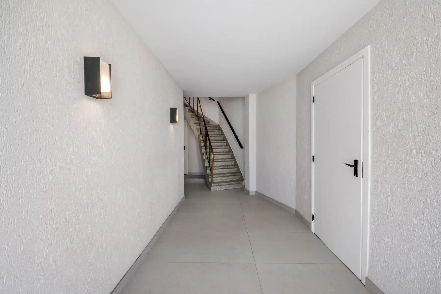 Gerenoveerd 2 slaapkamerappartement met garage foto 17
