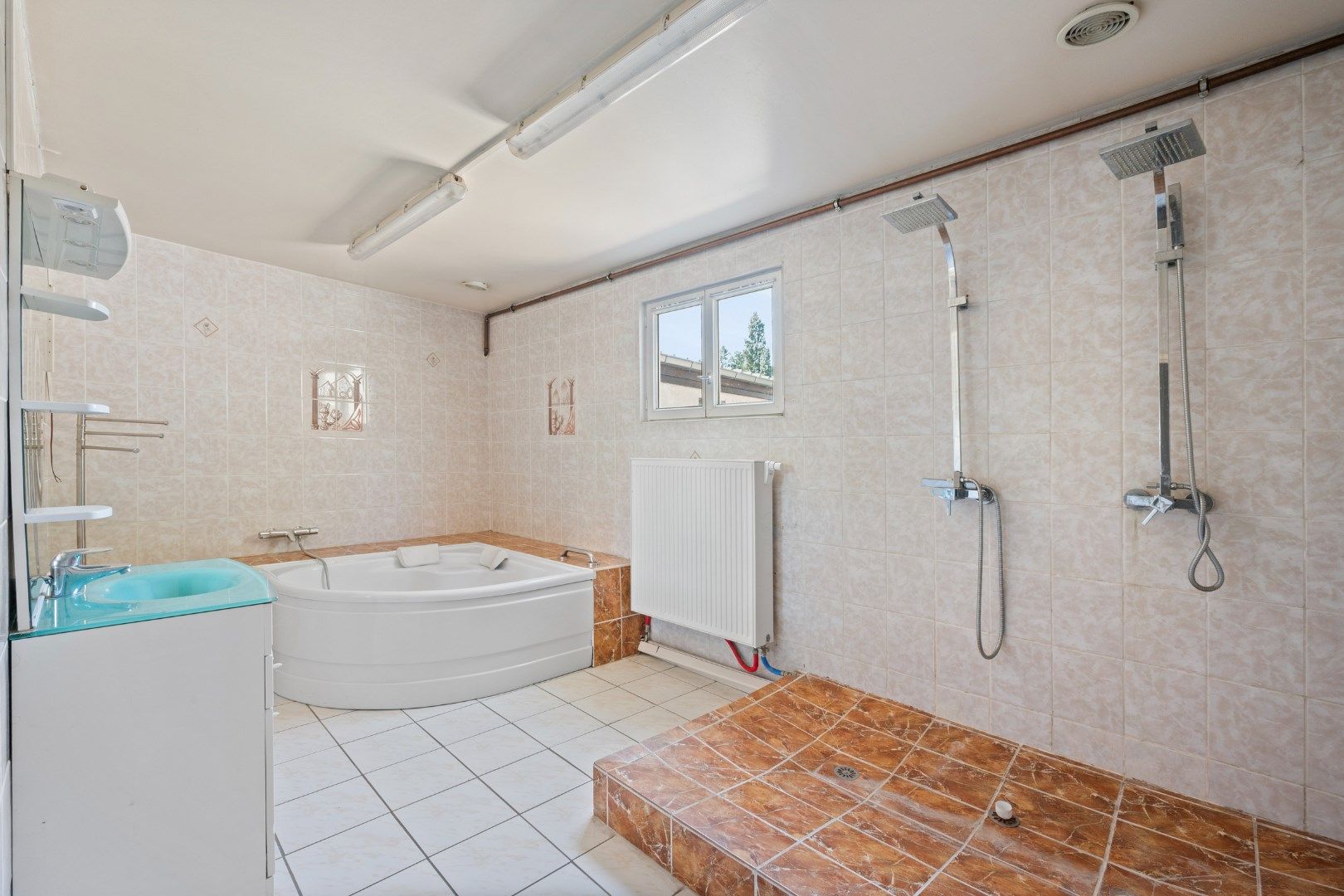 Te renoveren hoekwoning op strategische ligging foto 8