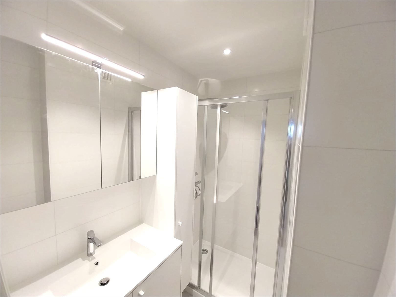 TE HUUR: Volledig gerenoveerd appartement met 1 slaapkamer te Munsterbilzen! foto 8