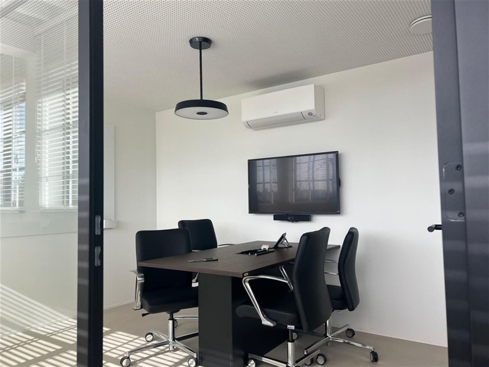 High-end kantoorruimte onder all-in formule aan Berchem Station foto 2