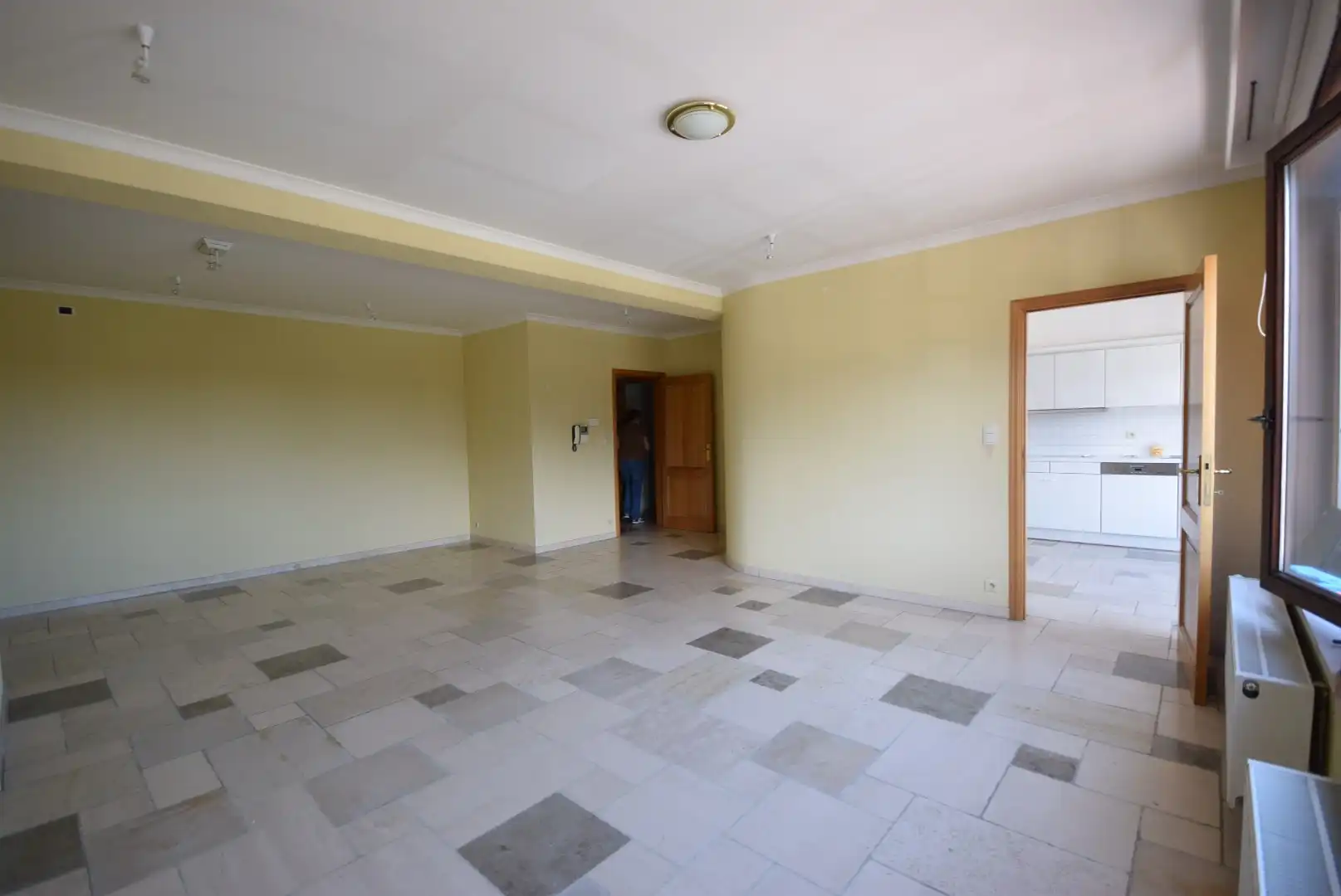Ruim 2-slaapkamerappartement met twee terrassen en garage op mooie locatie in Roeselare foto 4