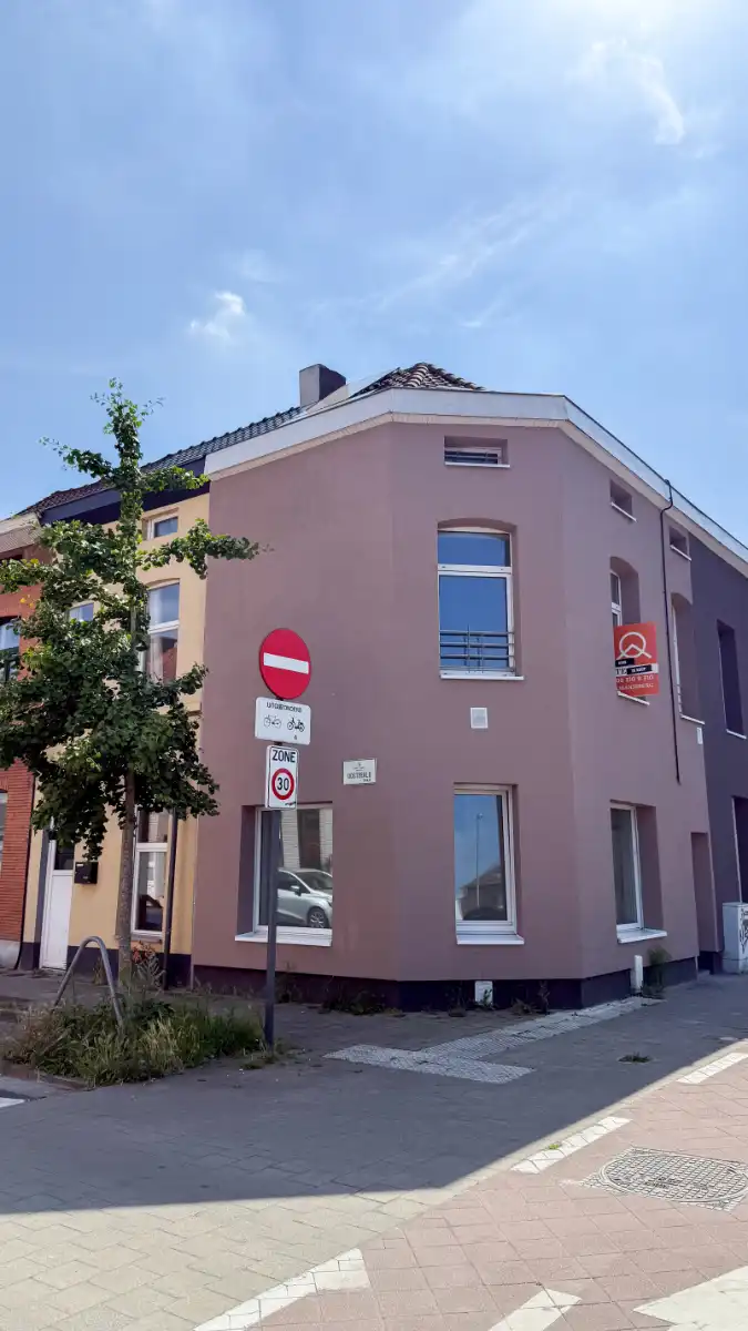 Gerenoveerde lichtrijke hoekwoning aan het water foto {{pictureIndex}}
