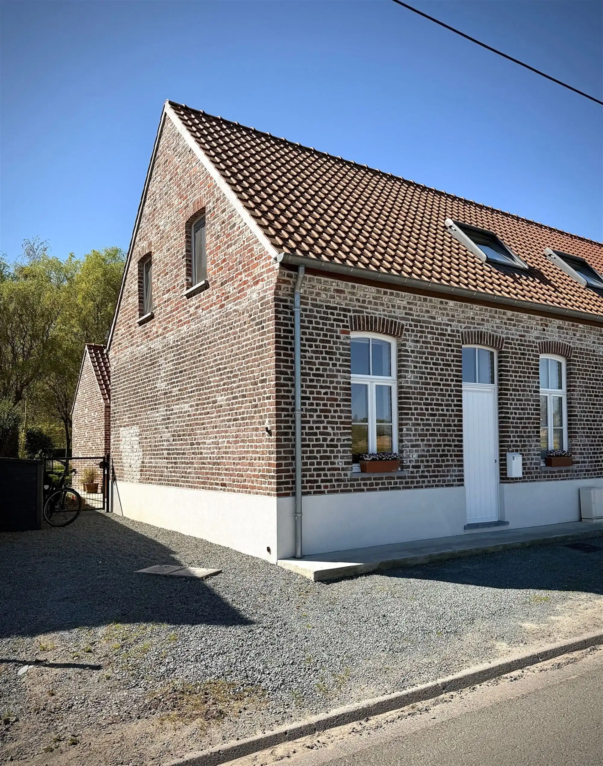 Instapklare charmante DORPSWONING met 3 slpks, 2 badks en tuin foto 2