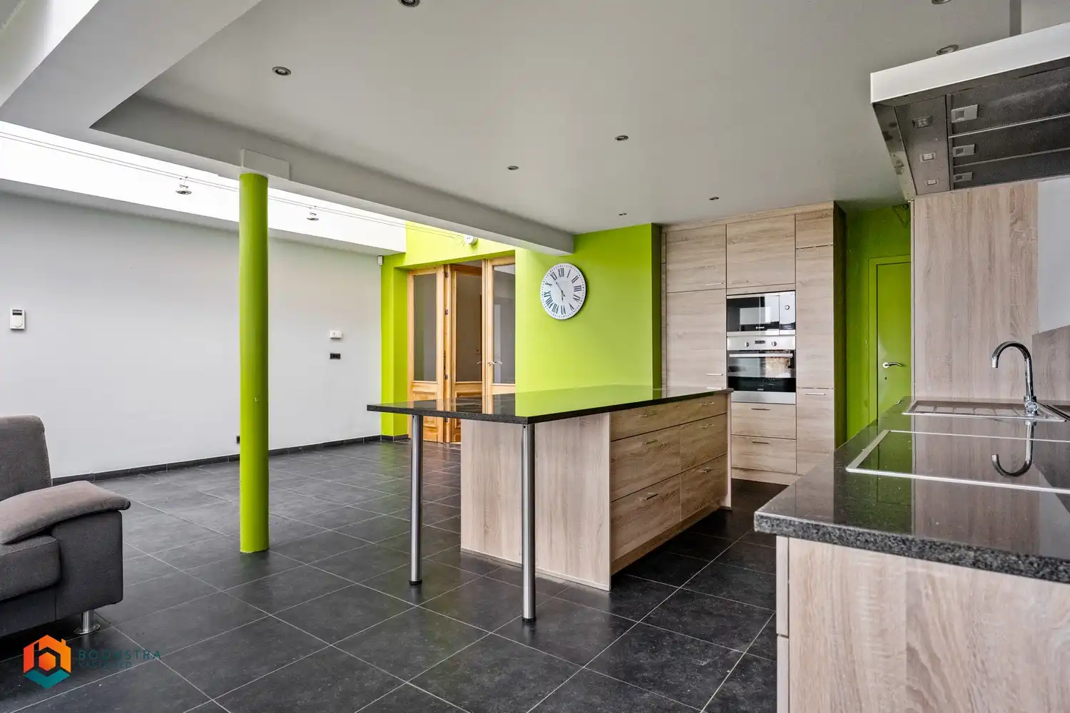 Zonevreemde woning met magazijn te Putte foto 10