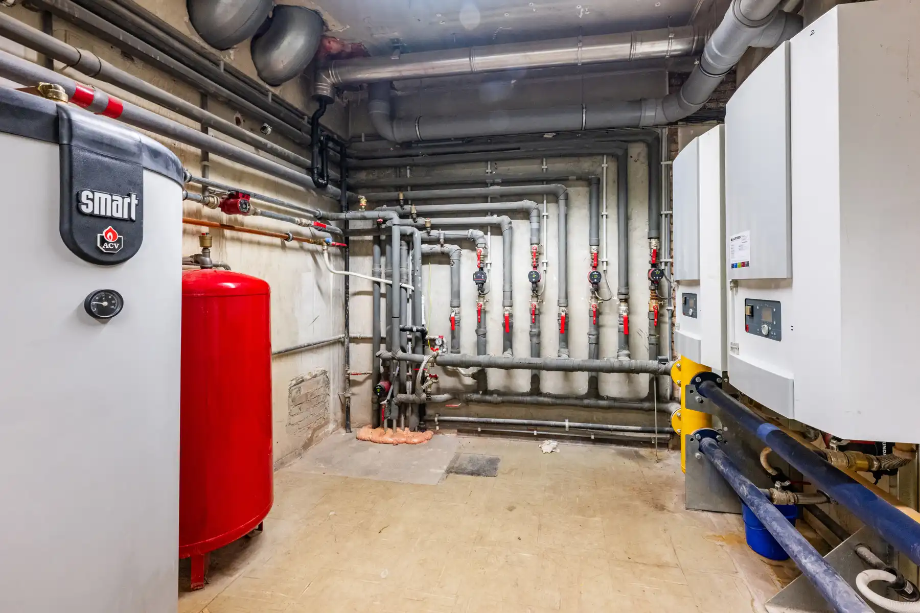 Ruim en veelzijdig bedrijfspand met parking en opslag foto 20