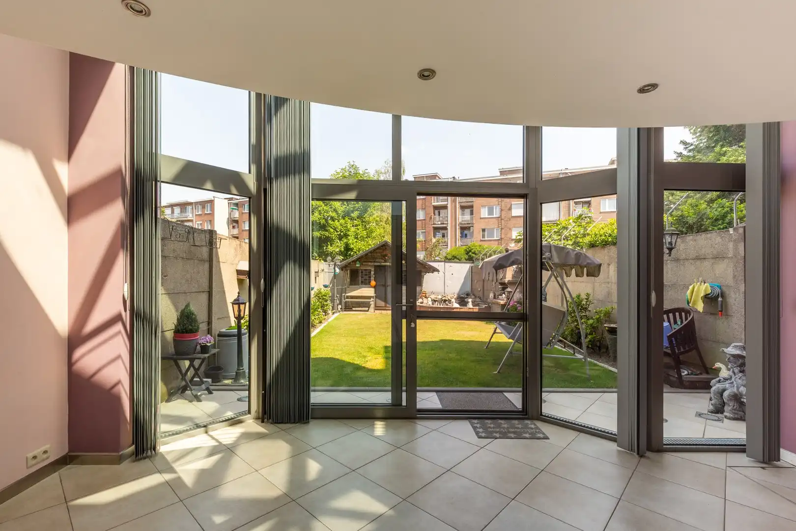 Zeer lichtrijke woning met unieke veranda foto 3