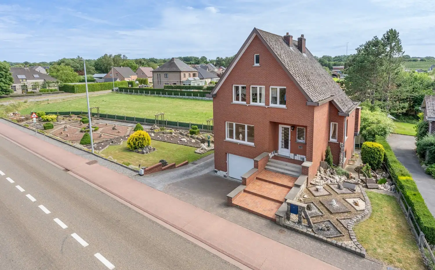 Hoofdfoto van de publicatie: Te renoveren woning met 3 slaapkamers (en afgewerkte zolderkamer) op een perceel van 7 are 5 centiare te Gelrode.