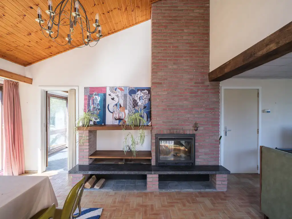 Mid-century modern villa met vier slaapkamers, verdeeld over drie niveaus, gelegen op een groen perceel in Lievegem. foto 6