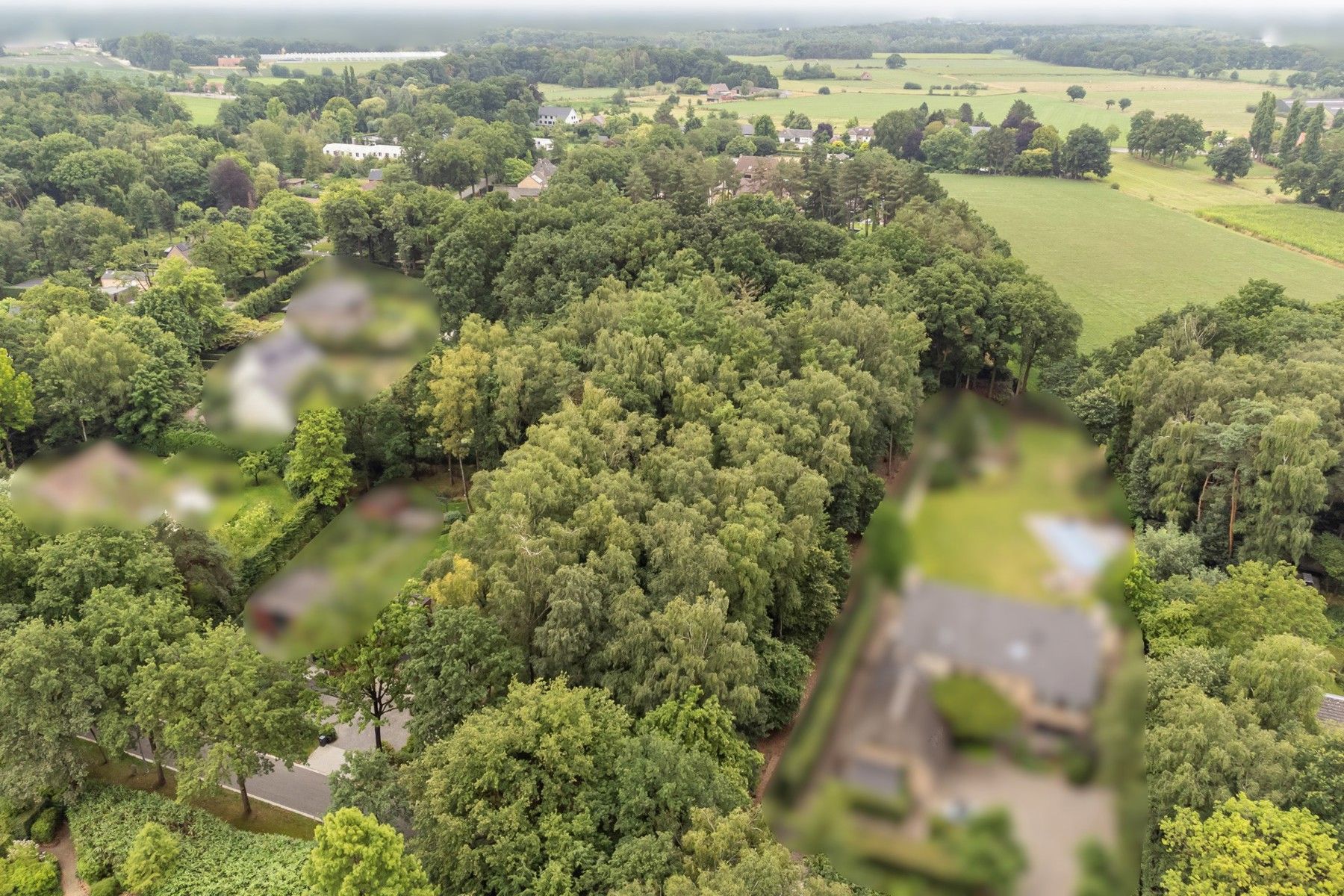 Een perceel bouwgrond voor open bebouwing van 6.132m² in een residentiële omgeving.  foto 6