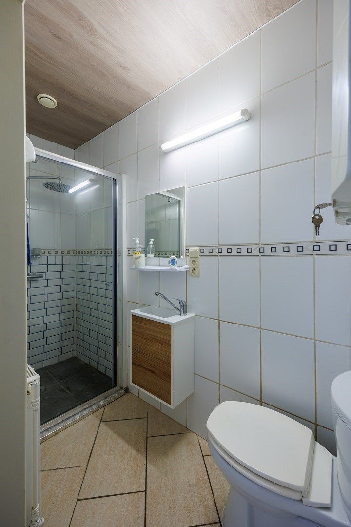 Woning met parktuin, aan het kanaal met opslagplaats van ca. 60m² foto 15