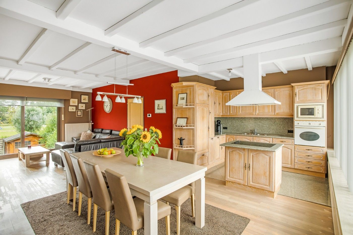 Ruime, instapklare bel-etagewoning met 3 slpk., inpandige garage en tuin foto 2