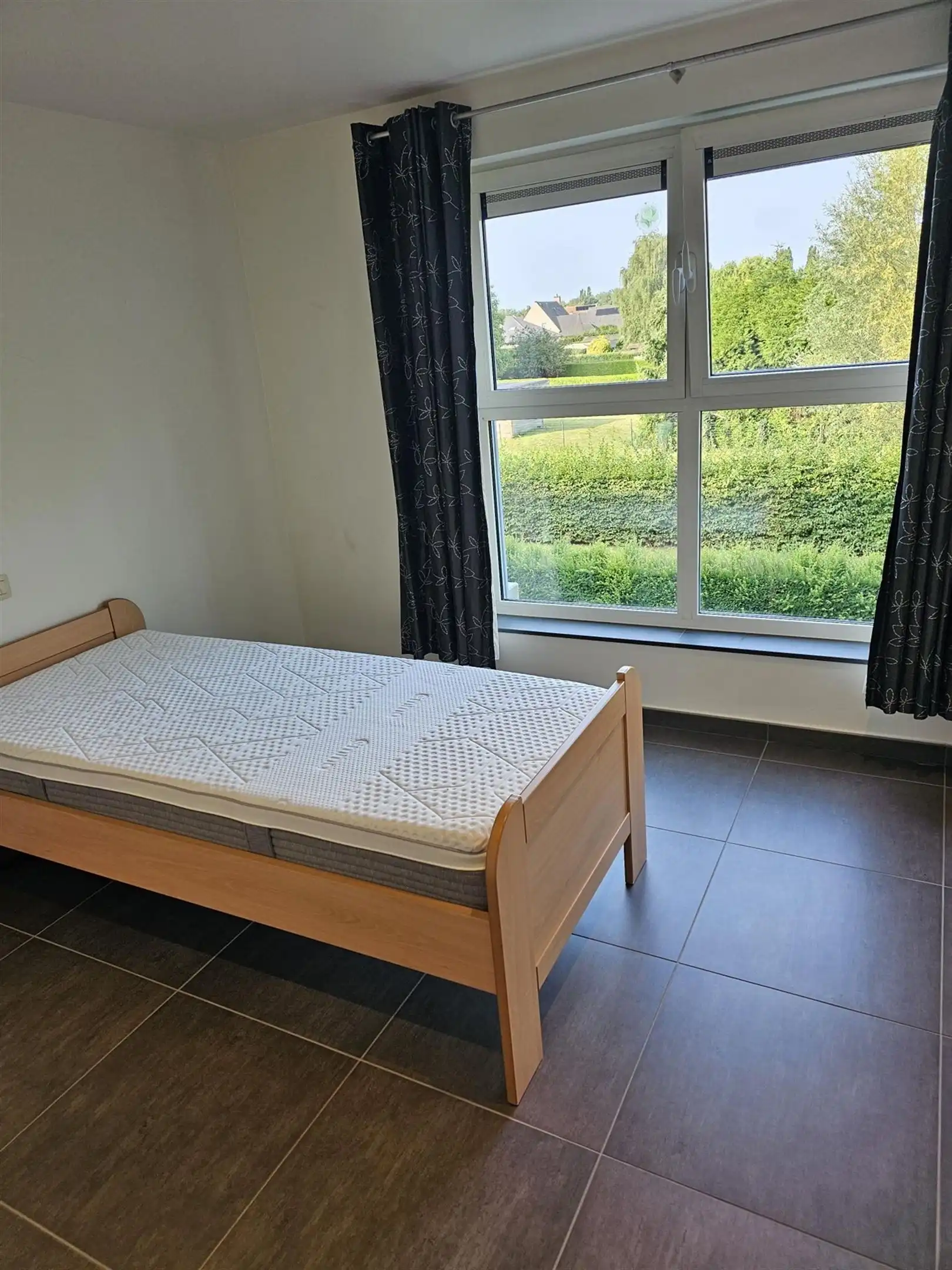 Luxueus afgewerkt, gemeubeld twee slaapkamer appartement met terras en garage. foto 6