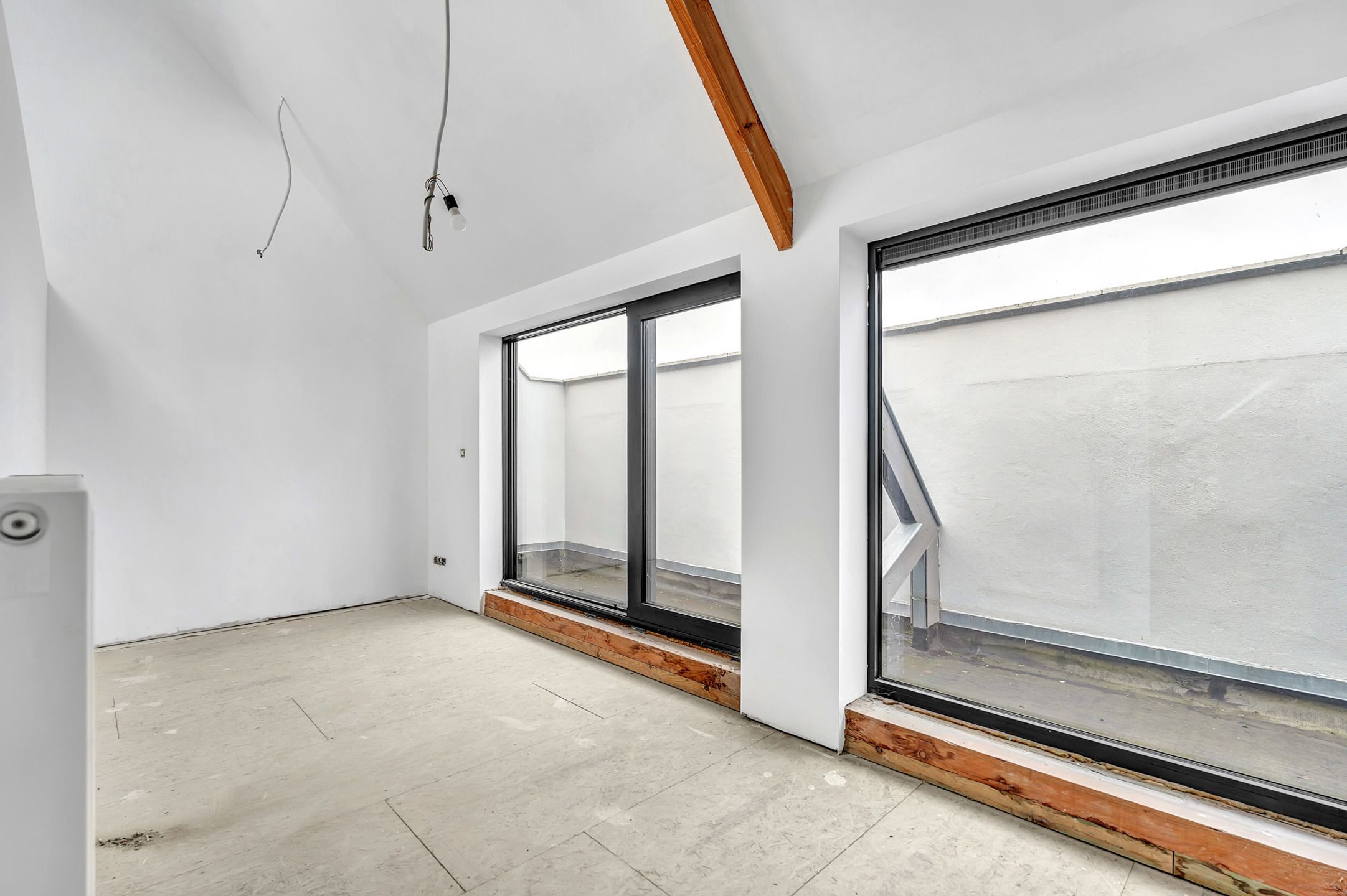 Goed gelegen opslagplaats met ruim af te werken appartement foto 22