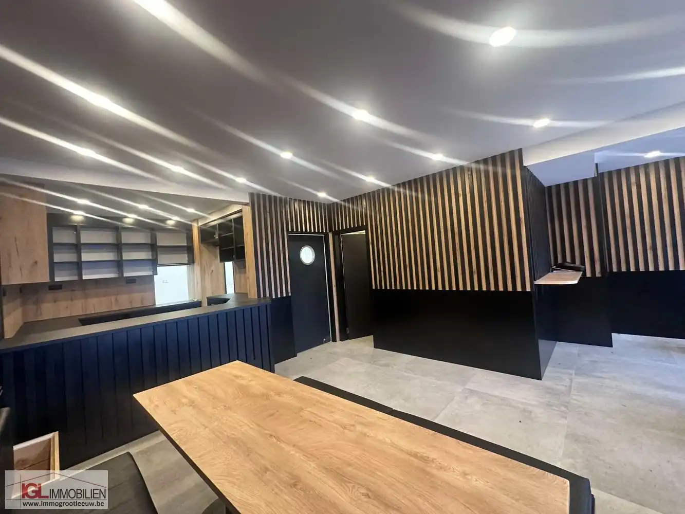 Volledig gerenoveerd handelspand aan het Vlezenbeekplein te koop foto 5