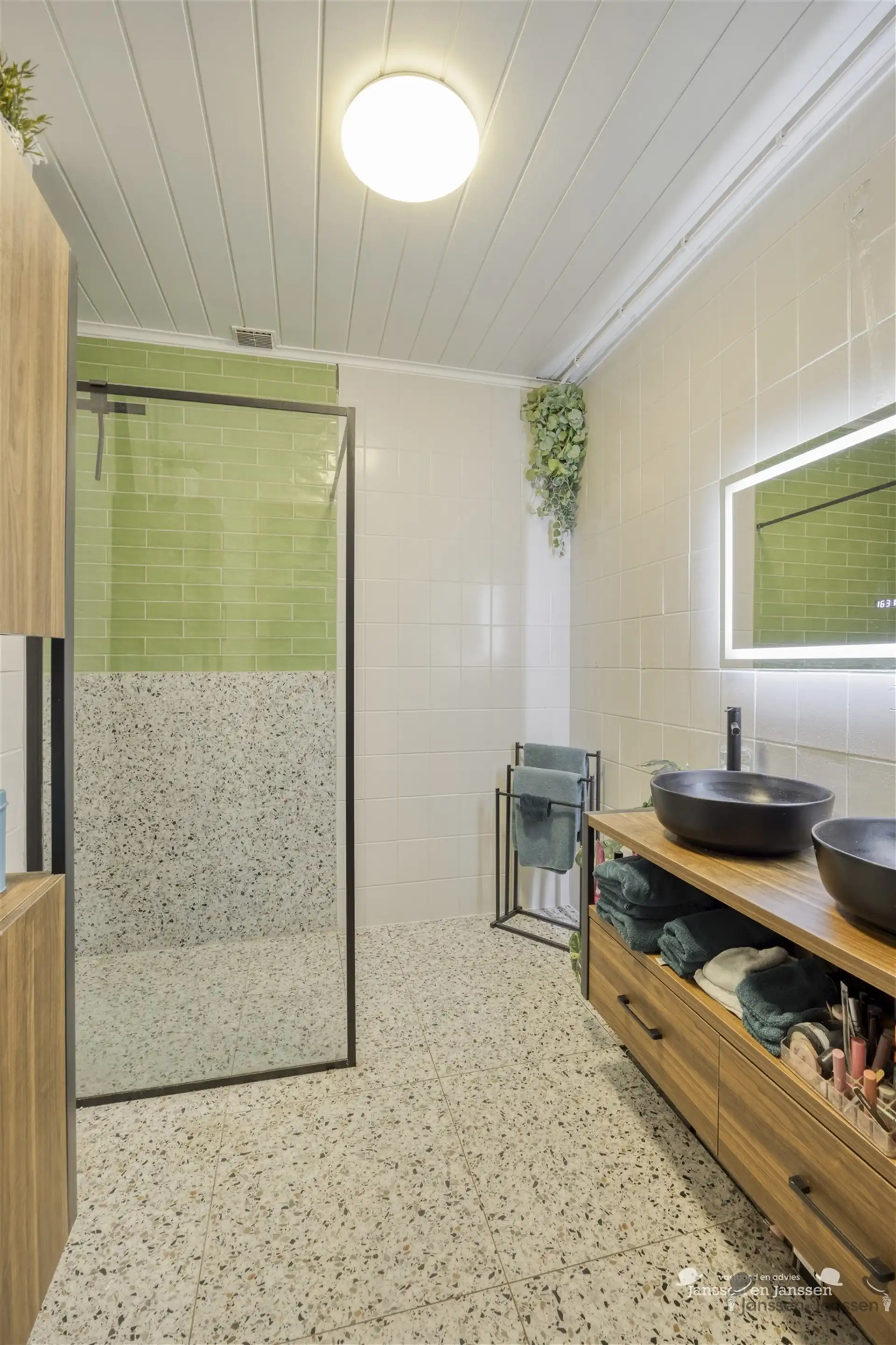 Rustig gelegen bungalow met grote tuin foto 14