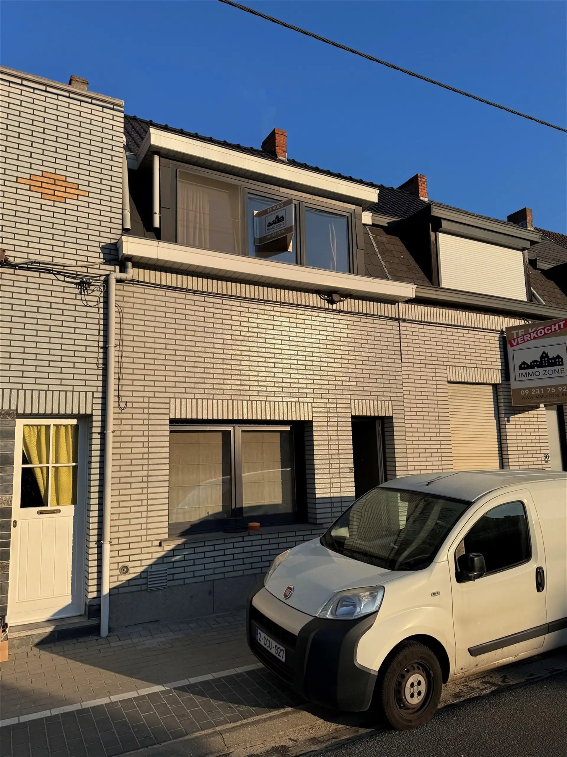 Vernieuwde woning met privé parking voor de wagen achteraan.  foto {{pictureIndex}}