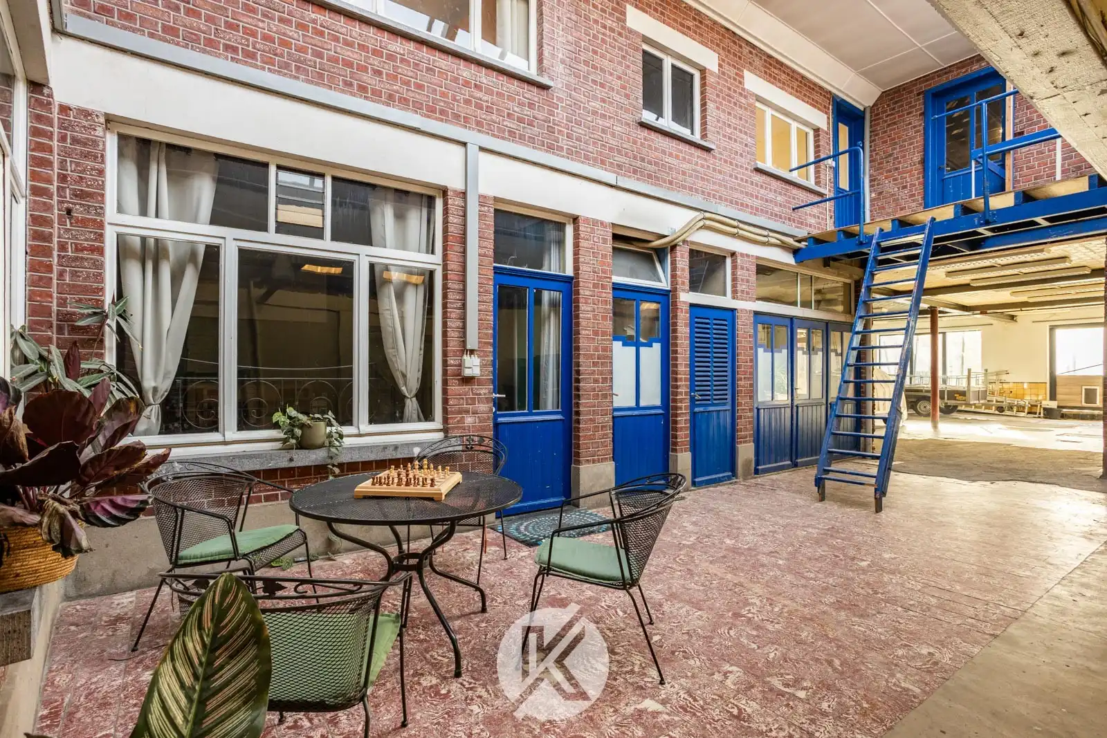 Ruime woning met polyvalente bijgebouwen foto 22