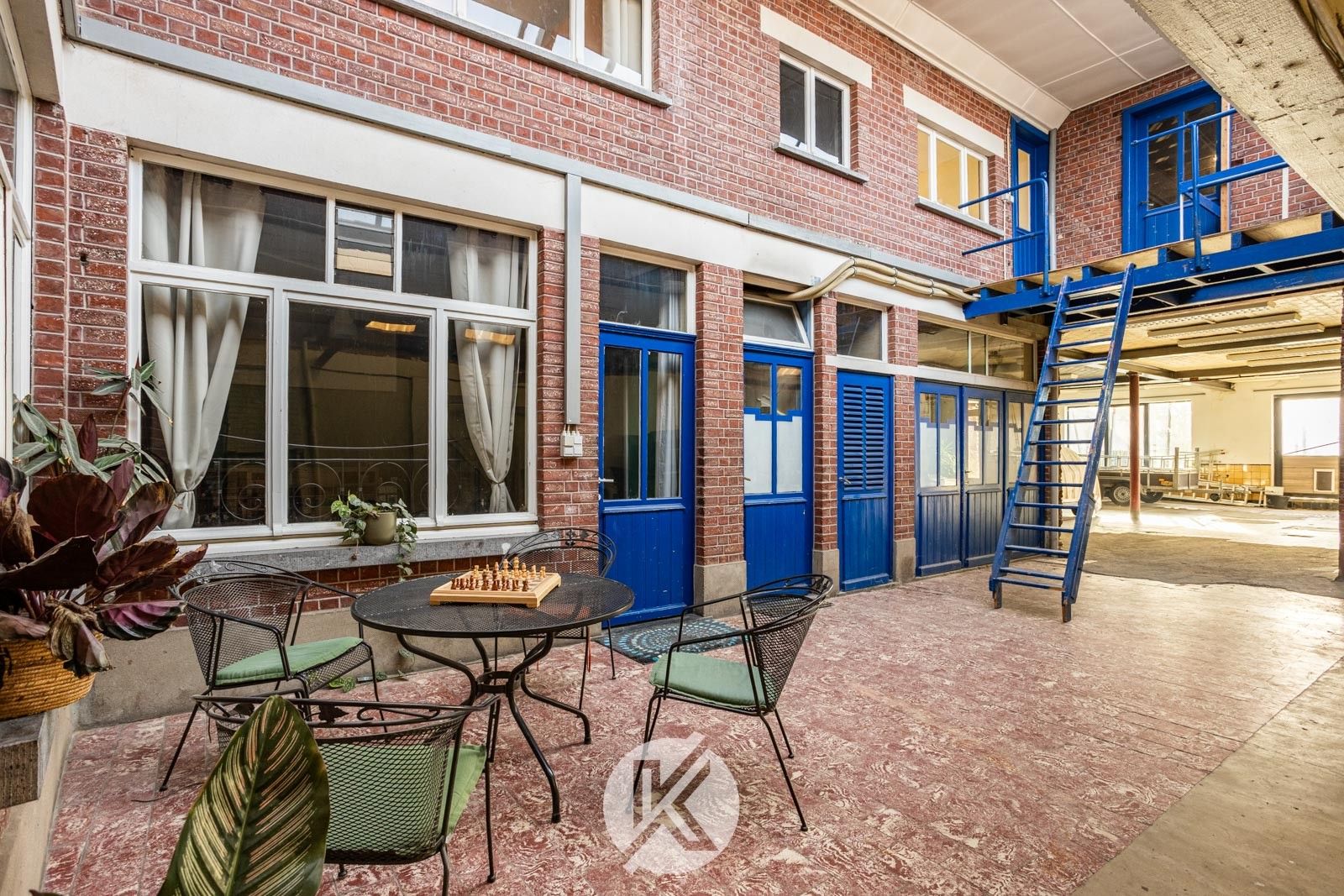 Ruime woning met polyvalente bijgebouwen foto 21