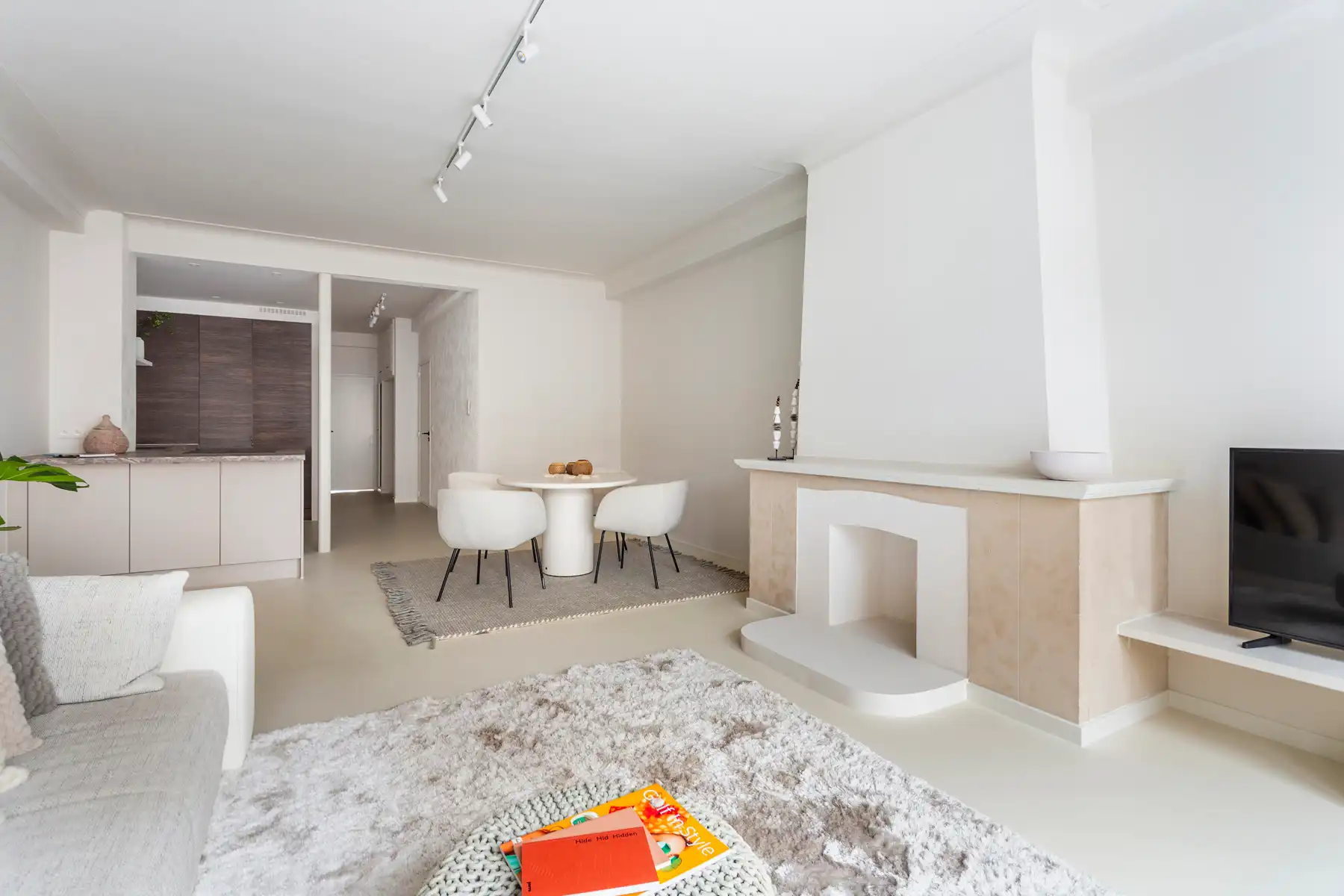 Lichtrijk bemeubeld stadsappartement op toplocatie foto 2