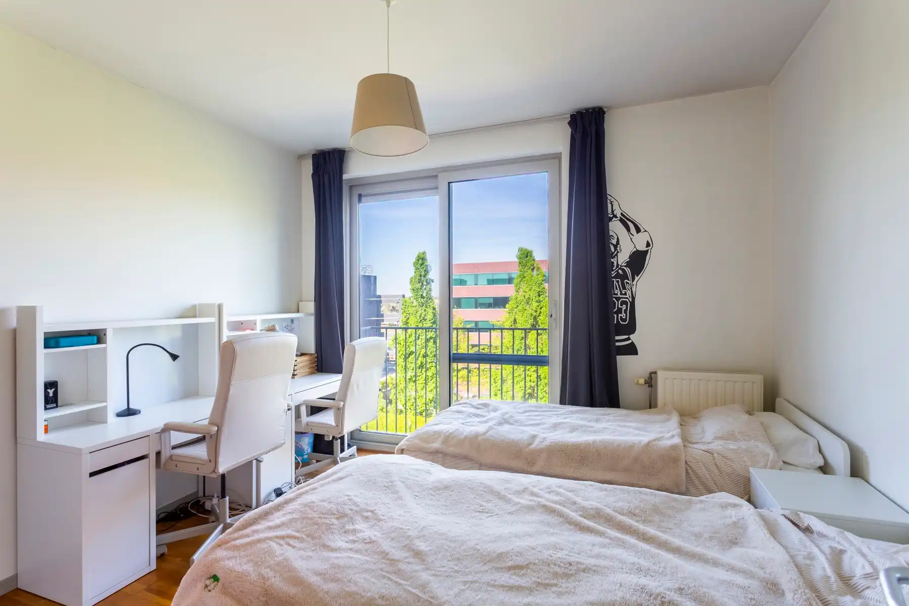 Instapklaar 2-slaapkamerappartement met terras te Berchem foto 8