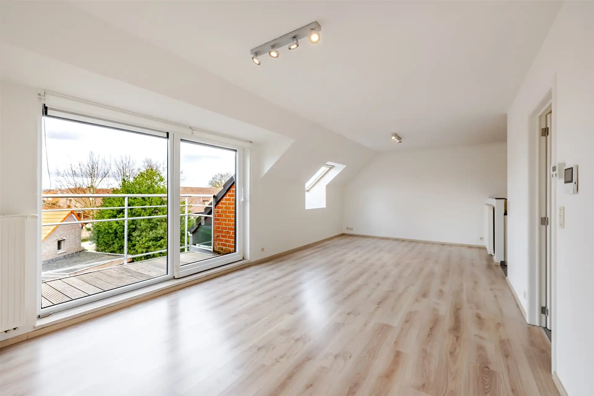 Instapklaar appartement met garagebox, centrum Laarne! foto {{pictureIndex}}