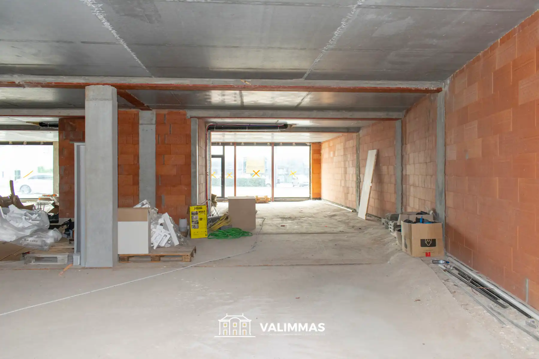 Commercieel gelijkvloers met grote kelder en 4 parkings... foto 15