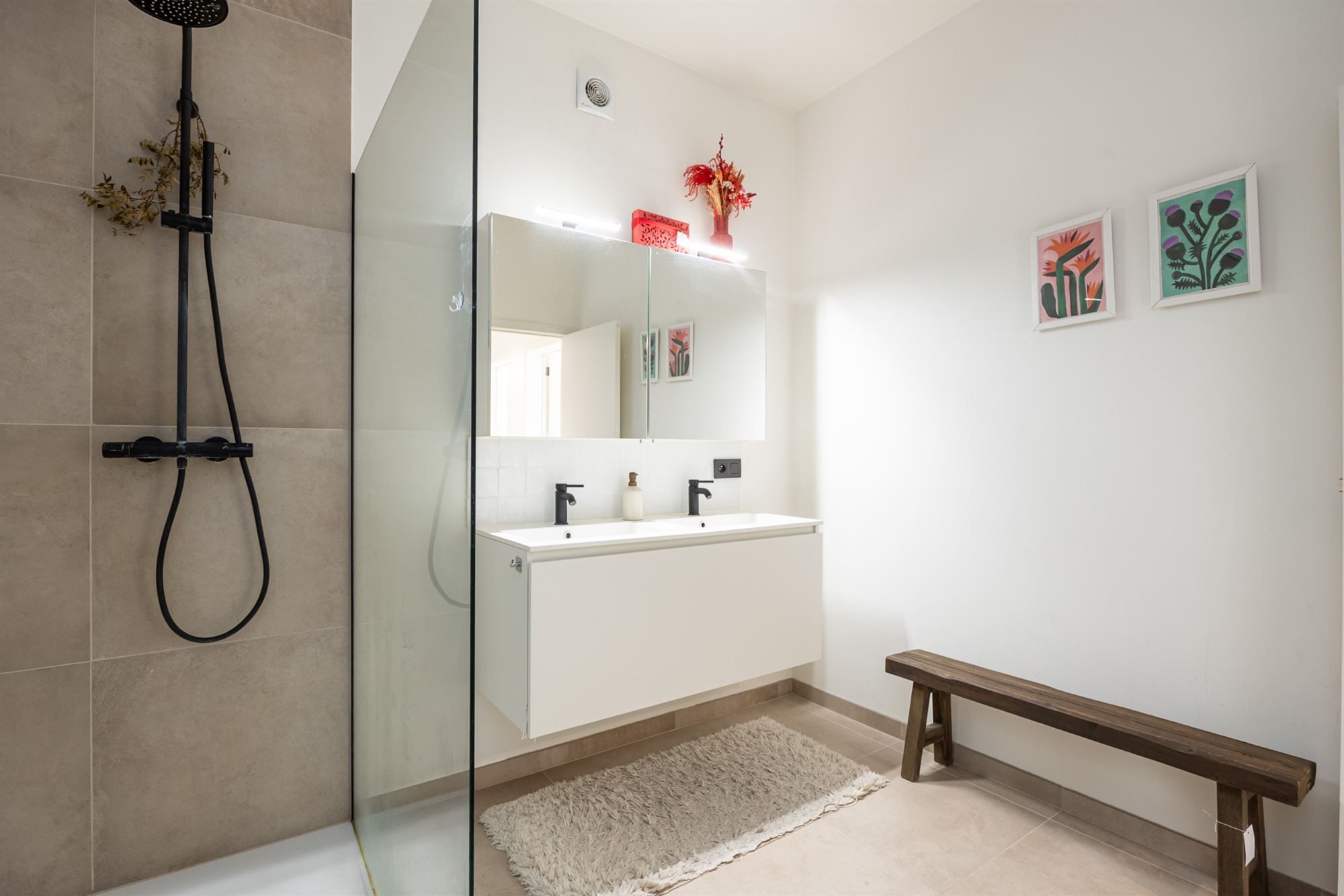 Instapklare gerenoveerd appartement met 2 slpk. en terras foto 12