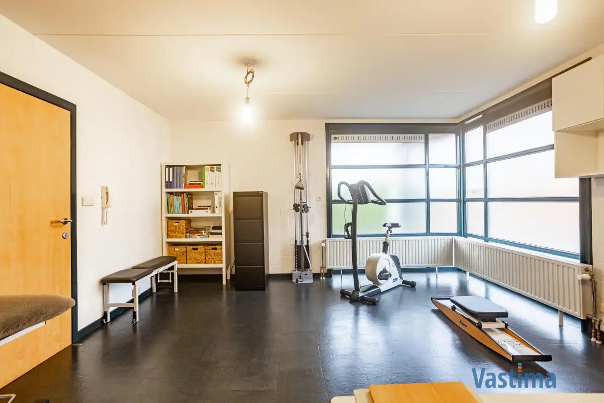 Ruime halfopen gezinswoning met praktijkruimte en tuin foto 16