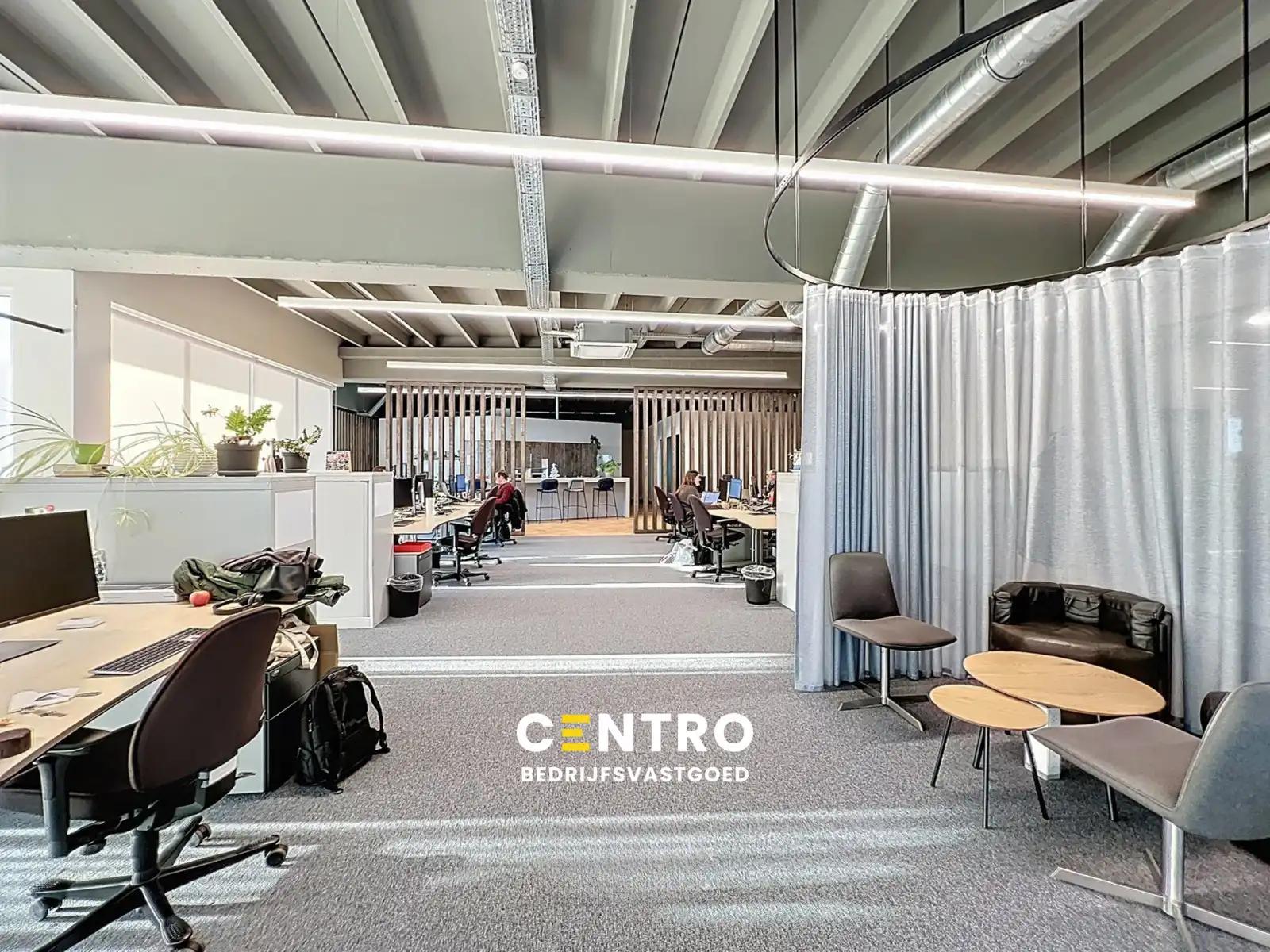 Energiezuinige, vernieuwde SERVICED kantoorruimte met mogelijkheid om een MAGAZIJN (215m²) bij te huren op Ieper Business Park! foto {{pictureIndex}}