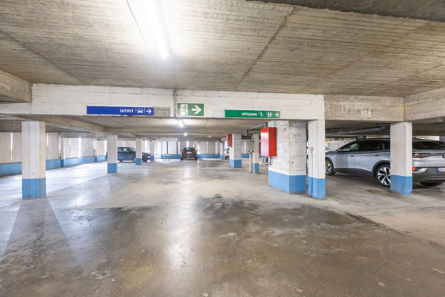 Overdekte parkeerplaats foto 2