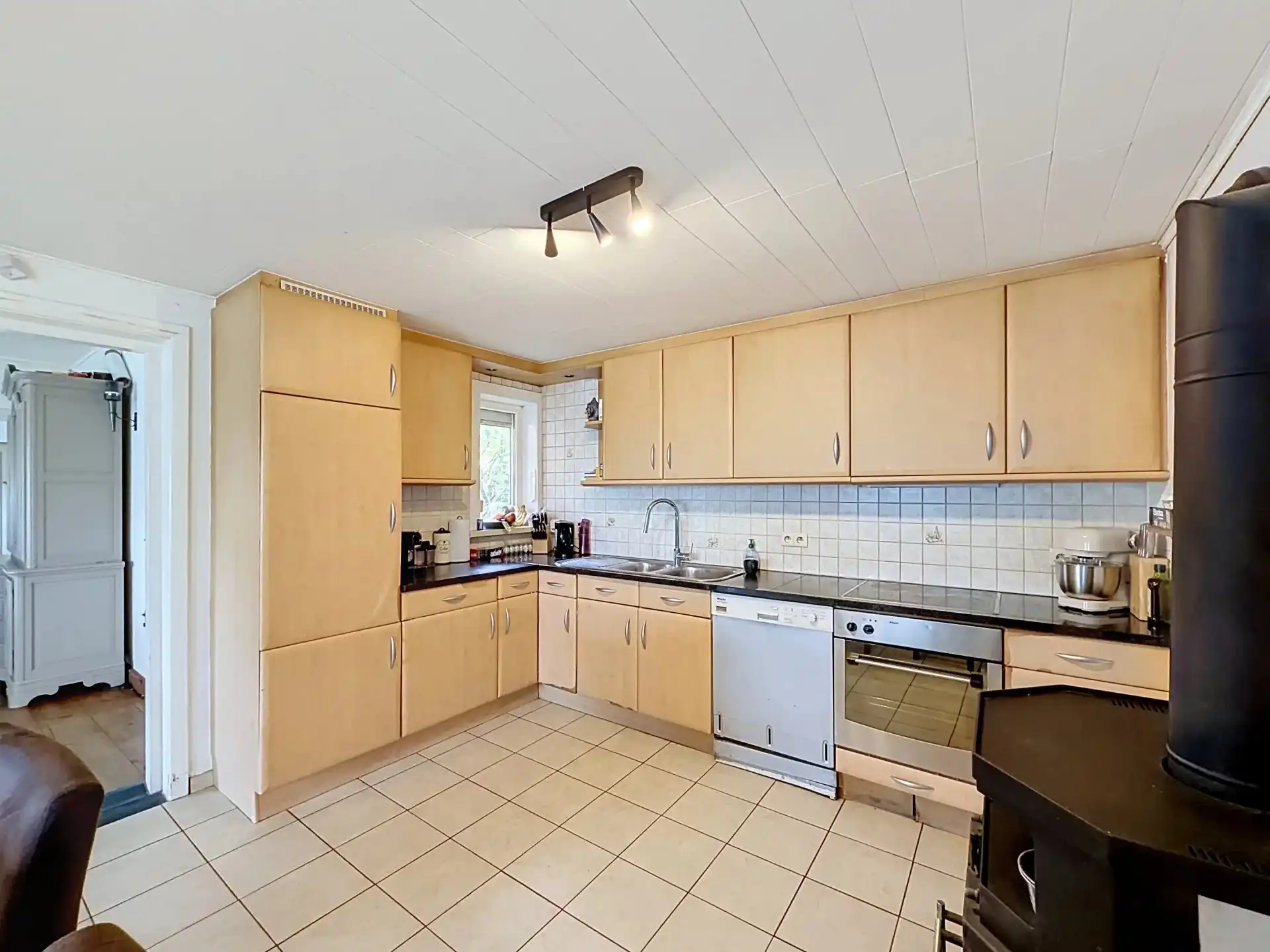 Ruime open bebouwing met 4 slaapkamers, garage en grote tuin. foto 12