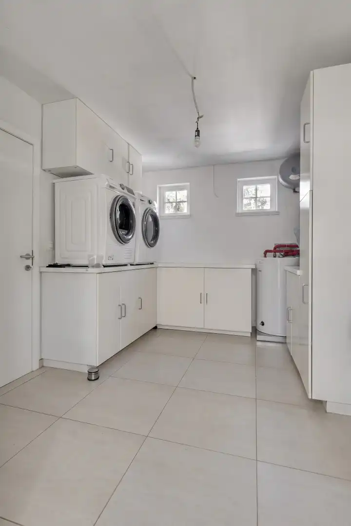 Vrijstaande woning van 2015 met 3 slaapkamers, volledige kelder en zuidgerichte tuin in Schilde. foto 4