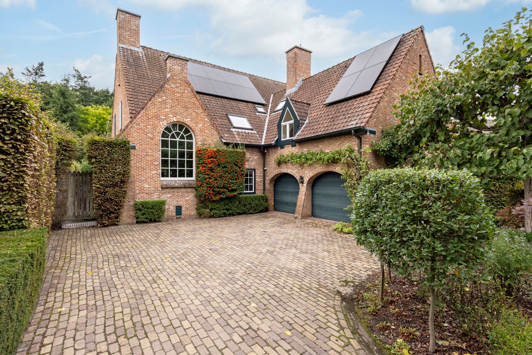 Riante villa van de hand van architect Rutten gelegen op uitstekende locatie te Turnhout  foto {{pictureIndex}}