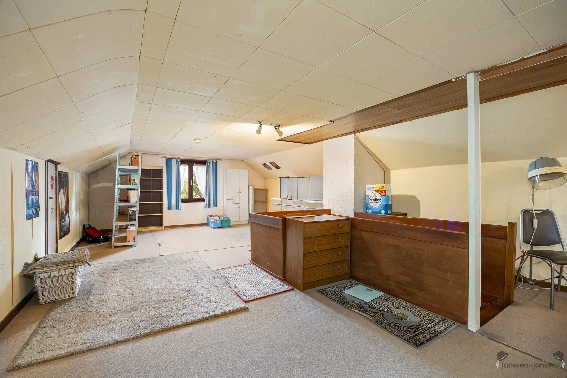 Verzorgde woning met grote tuin foto 24