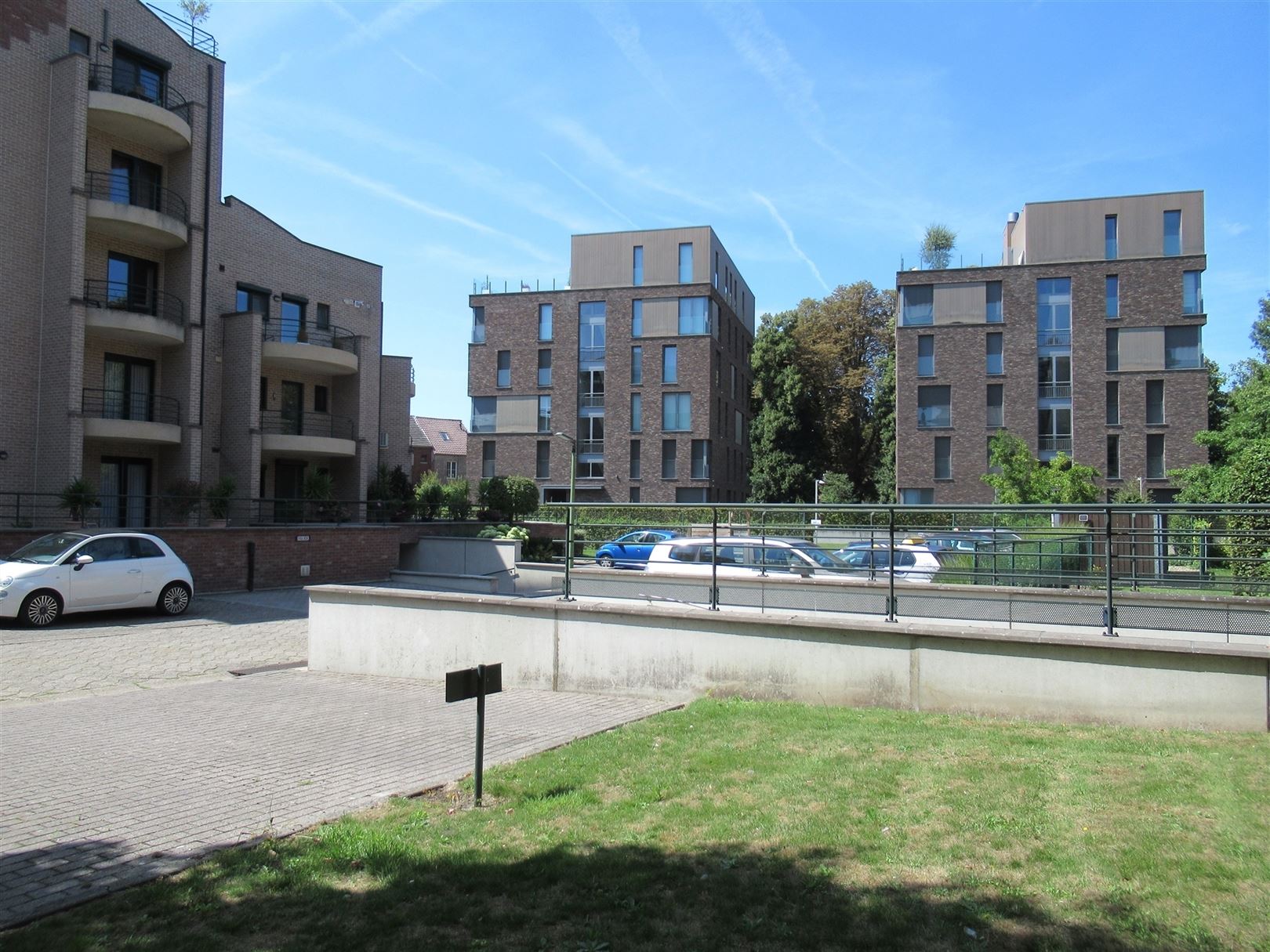 Appartement met 2 slpk's, terras en garage in centrum van Sint-Truiden. foto {{pictureIndex}}